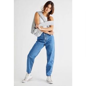 Levi’s Premium High Loose Taper Fit Jeans in Hold My Purse Medium Wash